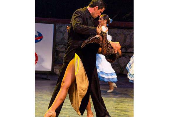 Bailarines y muacutesicos que representaron  a la Argentina
