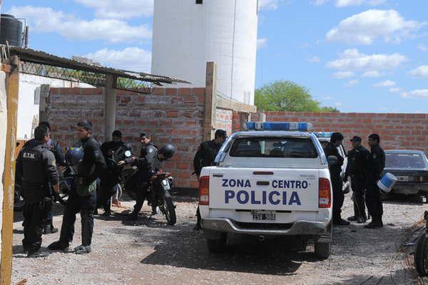 Motochorros le arrebataron el celular de alta gama a un joven