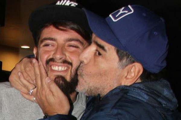 Diego posoacute en una histoacuterica foto con su hijo 