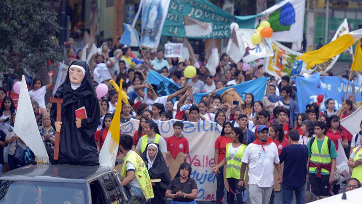 Miles de fieles en la peregrinacioacuten y vigilia por Mama Antula