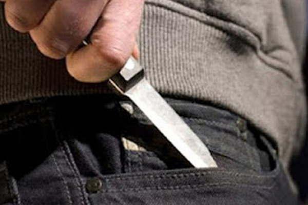 Lucha por su vida tras recibir una puñalada en una gresca