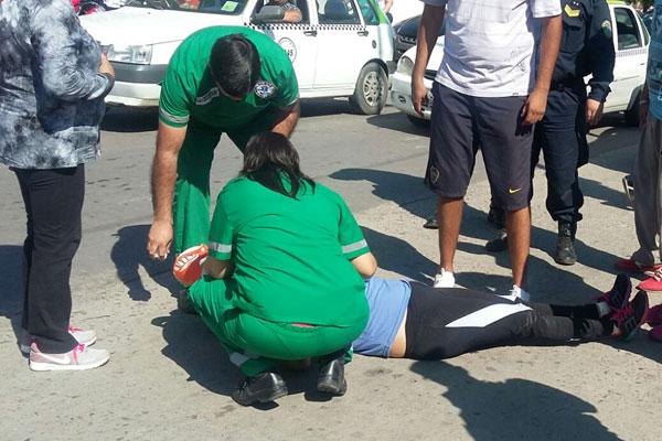Mujer sufrioacute graves heridas en choque de auto y moto