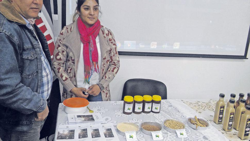 Un emprendimiento que hizo de las vainas de algarroba la miel y los plantines su fuente de ingresos