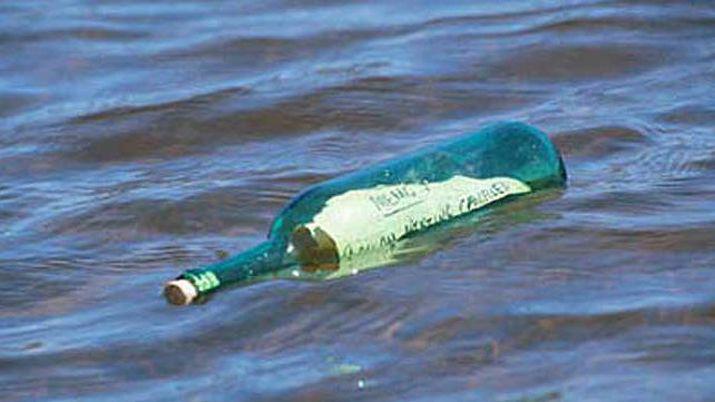Murioacute cuando intentaba sacar del mar una botella con un mensaje