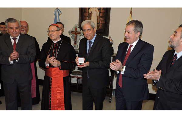 Provincia y municipio intercambiaron obsequios con el cardenal Aacutengelo Amato