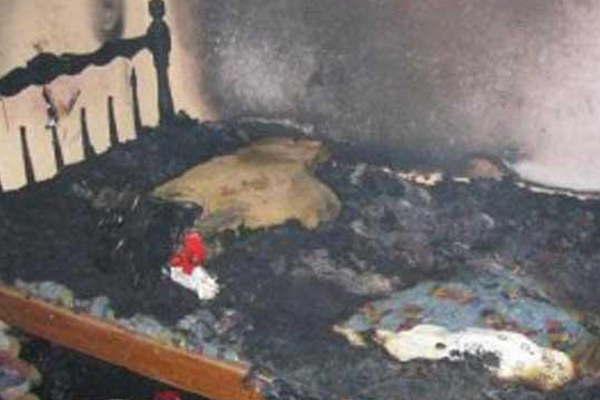 Agente llegoacute a la casa de su ex pareja la golpeoacute y prendioacute fuego el colchoacuten 