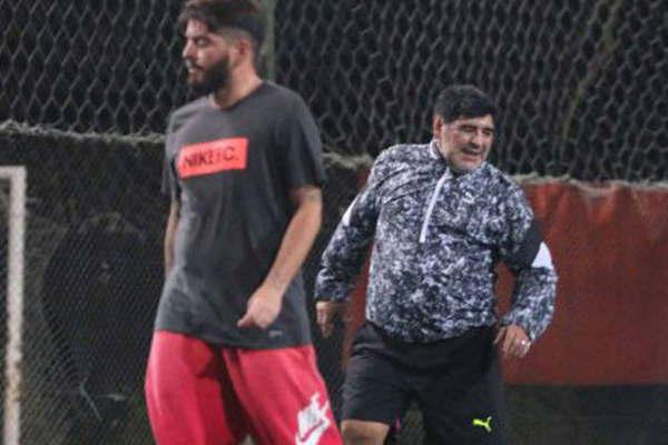 Diego Maradona y su hijo Junior compartieron su primer picadito