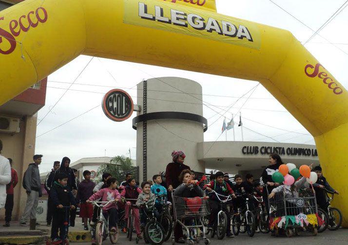 El Club Oliacutempico realizoacute su bicicleteada familiar