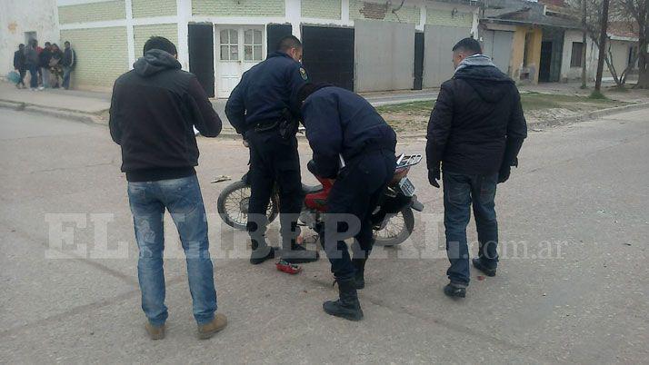 Dos heridos tras violento choque entre auto y moto