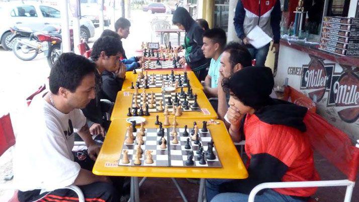 Los ajedrecistas loretanos participan de un torneo local