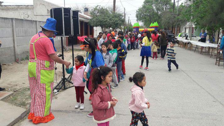 Joacutevenes del barrio San Martiacuten organizaron festejo por el diacutea del nintildeo