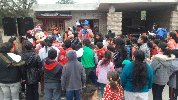 Joacutevenes del barrio San Martiacuten organizaron festejo por el diacutea del nintildeo