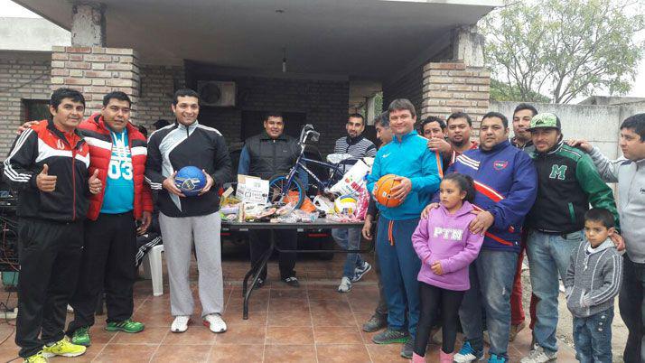 Joacutevenes del barrio San Martiacuten organizaron festejo por el diacutea del nintildeo