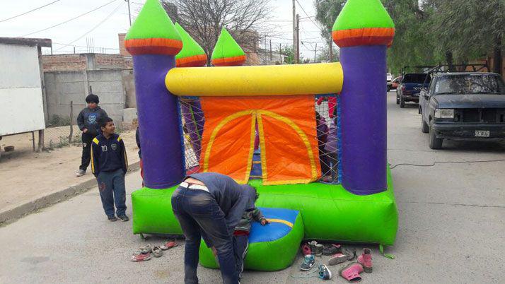 Joacutevenes del barrio San Martiacuten organizaron festejo por el diacutea del nintildeo