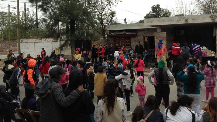 Joacutevenes del barrio San Martiacuten organizaron festejo por el diacutea del nintildeo