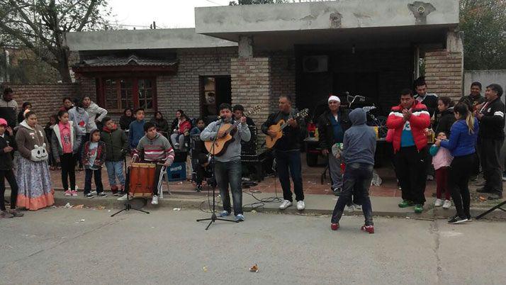 Joacutevenes del barrio San Martiacuten organizaron festejo por el diacutea del nintildeo