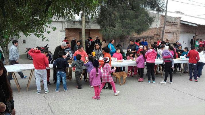 Joacutevenes del barrio San Martiacuten organizaron festejo por el diacutea del nintildeo
