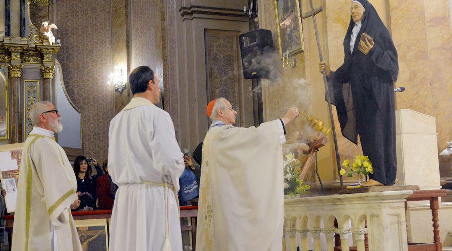 Poli lloroacute ante Mama Antula y le pidioacute perdoacuten por el tormento sufrido en Buenos Aires