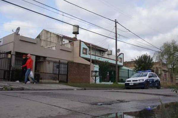 Un meacutedico matoacute de cuatro disparos a un ladroacuten que le quiso robar el auto 