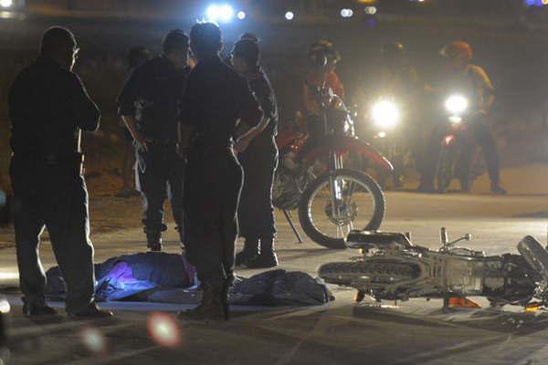 Perdioacute la vida un motociclista adolescente en fuerte derrape