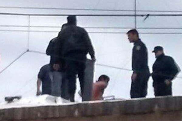 Tras bailar intentoacute ahorcarse con cable