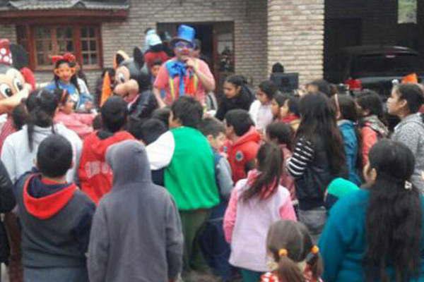 Joacutevenes solidarios del barrio San Martiacuten agasajaron a todos los nintildeos