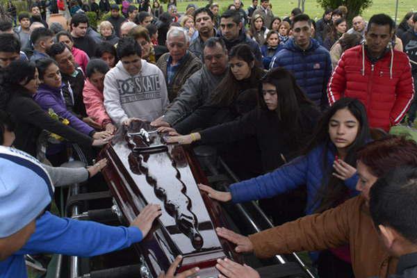 Gran congoja en el uacuteltimo adioacutes al remisero asesinado de un puntazo en el cuello
