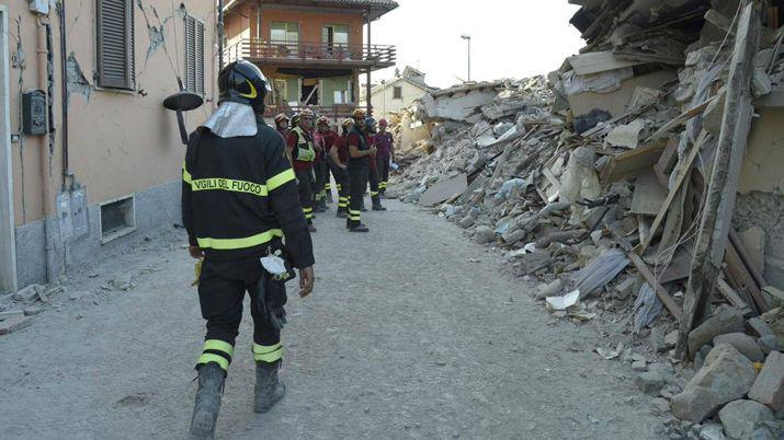 Italia- encuentran otro cuerpo y ya son 291 las viacutectimas por el terremoto