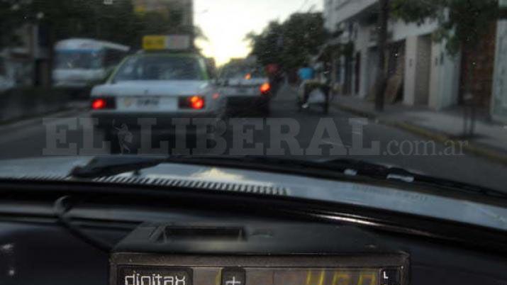 Remisero le arrebató la cartera con 10 mil pesos a una mujer