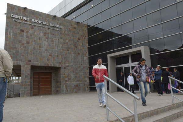 Adolescente huyoacute de su casa cansada de ser ultrajada y filmada por su padrastro