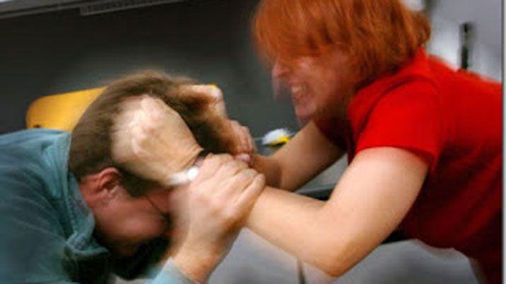 Eacutel husmeoacute en el corpintildeo y ella lo atacoacute a trompadas