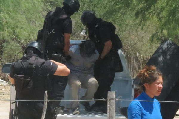 Su familia haciacutea fiesta en la casa y eacutel en otra habitacioacuten golpeaba a su pareja