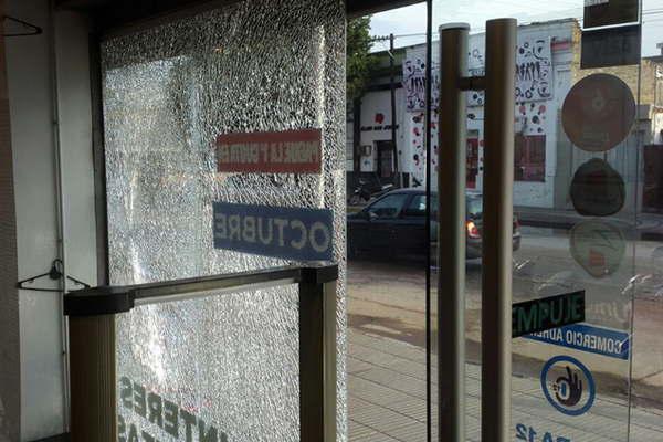 Vaacutendalos rompen vidrieras de un negocio en pleno centro de Friacuteas