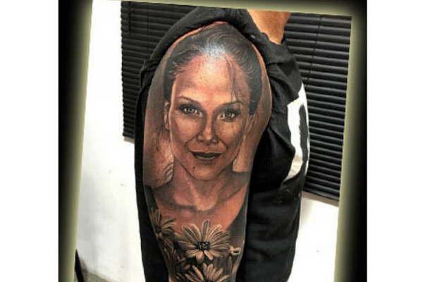 Alejandro Pucheta se tatuoacute la cara de Barbie  en el brazo  