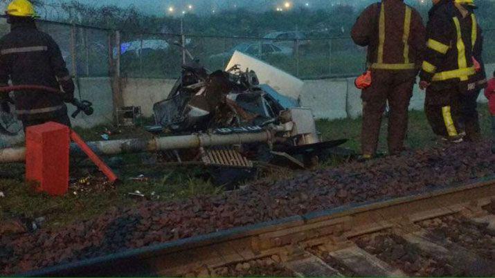 Tragedia en Joseacute C Paz- un tren arrolloacute un auto y murieron dos personas
