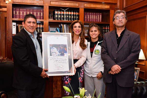 La gobernadora recibioacute un regalo enviado por Pareto 