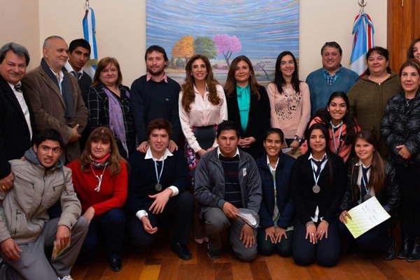 La gobernadora destacoacute la labor emprendedora de alumnos del interior