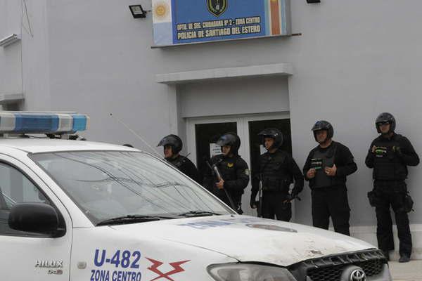 Dos joacutevenes amenazaron a un grupo de travestis y terminaron tras las rejas