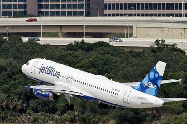 Luego de maacutes de 50 antildeos Estados Unidos y Cuba restablecen los vuelos regulares entre las naciones