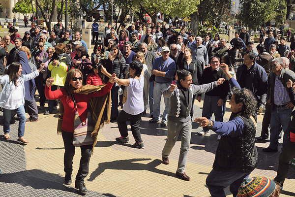 La plaza Libertad se convirtioacute en una pentildea para despedir a Fatiga