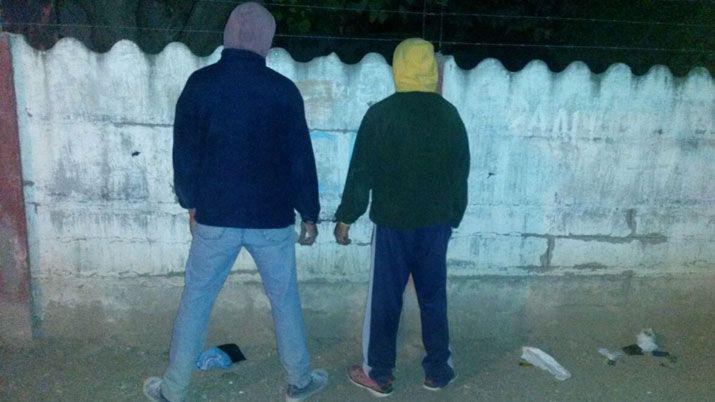 En allanamientos detienen a dos joacutevenes y recuperan una escopeta robada