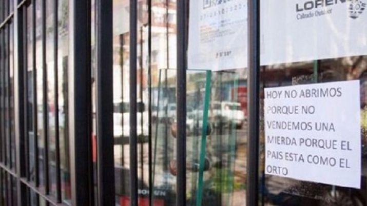 Crisis- cerroacute su local y colocoacute un ingenioso cartel para contar el motivo