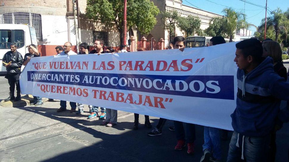 Comerciantes cortaron la calle para pedir que se modifiquen las paradas