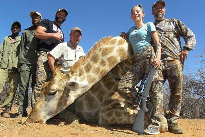 Aryanna Gourdin posa al lado de uno de sus trofeos