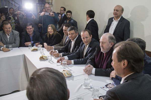 Gobernadores del PJ piden a legisladores  salir del bloque FpV