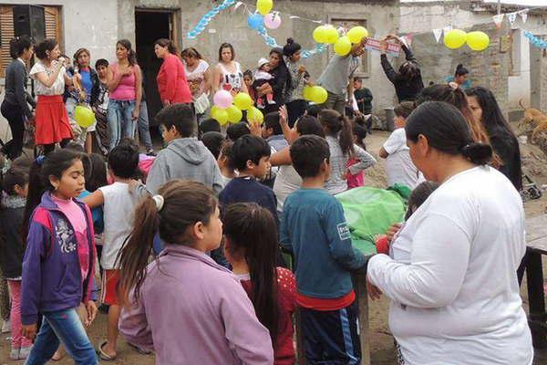 Chicos del barrio La Catoacutelica celebraron el Diacutea del Nintildeo