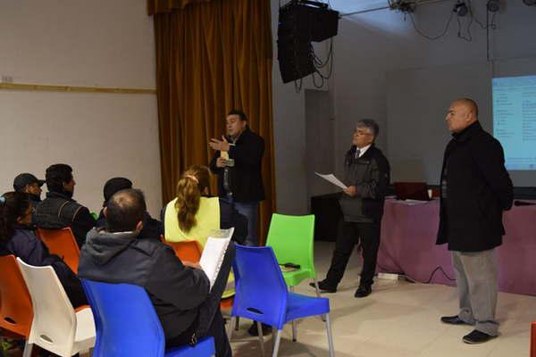 Inspectores de traacutensito reciben  una capacitacioacuten