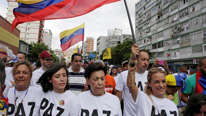Miles de venezolanos protestan contra Nicolaacutes Maduro