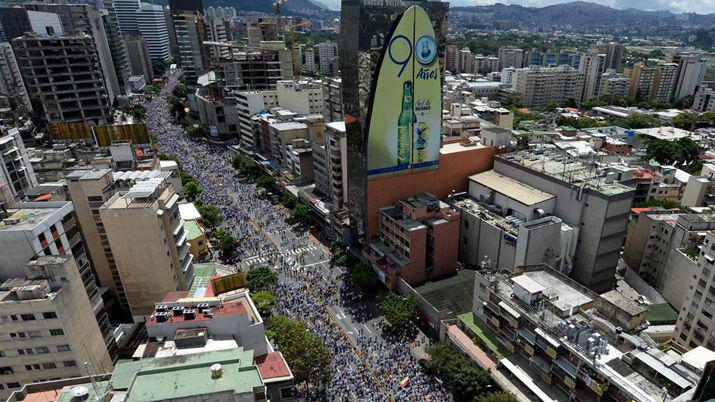 Miles de venezolanos protestan contra Nicolaacutes Maduro