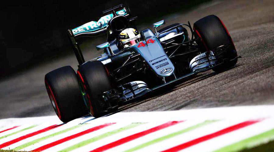 Mercedes estaacute en otro mundo y domina los Libres en Monza